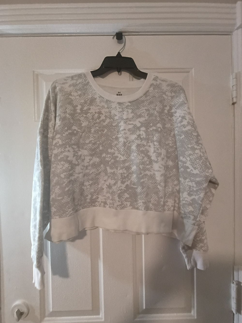 Under Armour Women's Light Gray Patterned Crew Sweatshirt